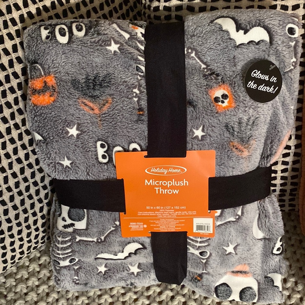 🎃🦇👻💀Holiday Home
Microplush
Soft Throw 50” x 60” GLOW IN THE DARK
(NWT)